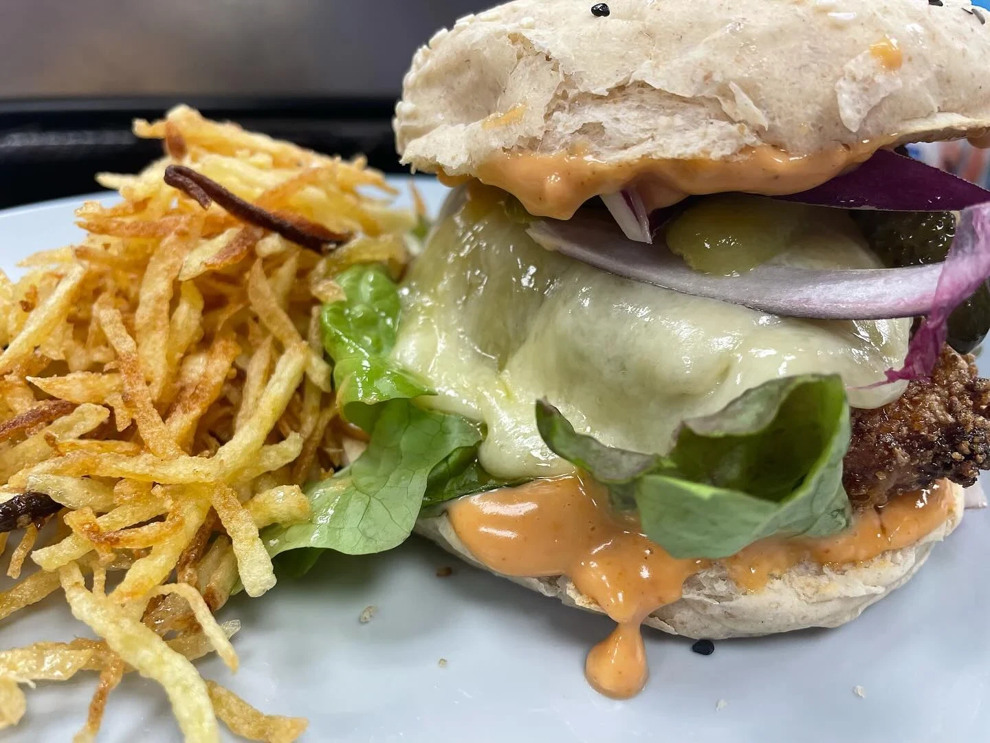 Burger maison et frites dorées croustillantes