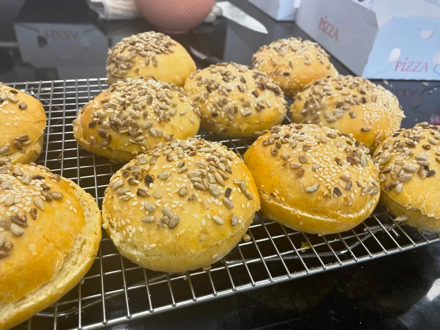 Petits pains artisanaux fraîchement cuits