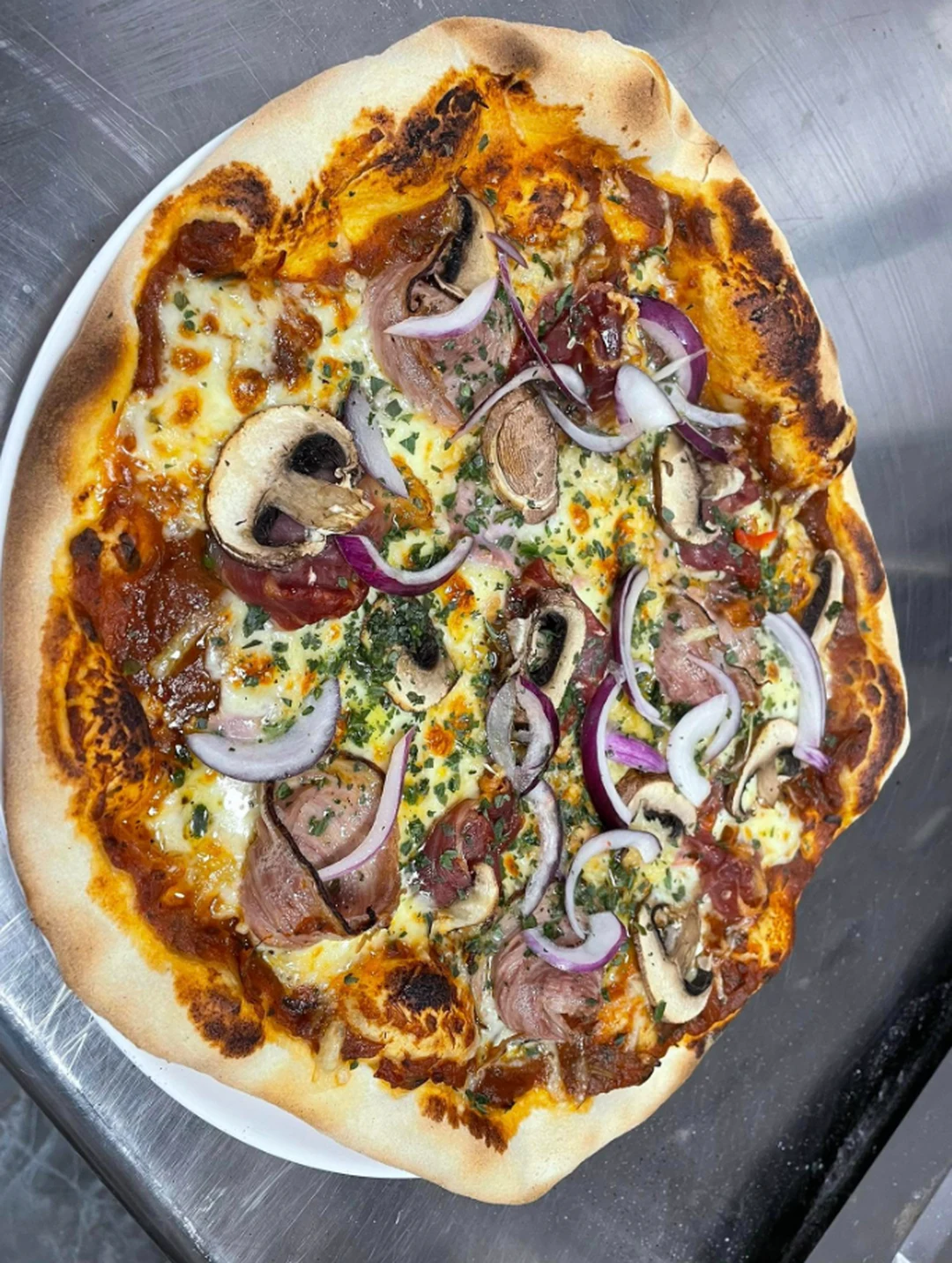 Pizza rustique poivrons et oignons rouges, cuite à la commande